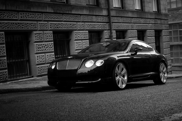 Voiture noire se trouve près du bâtiment