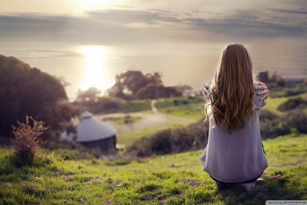 Ragazza da dietro al tramonto