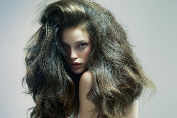 Retrato de una modelo con cabello grueso y hermoso