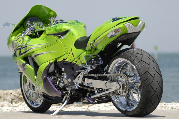 Zielony sportowy motocykl na tle morza