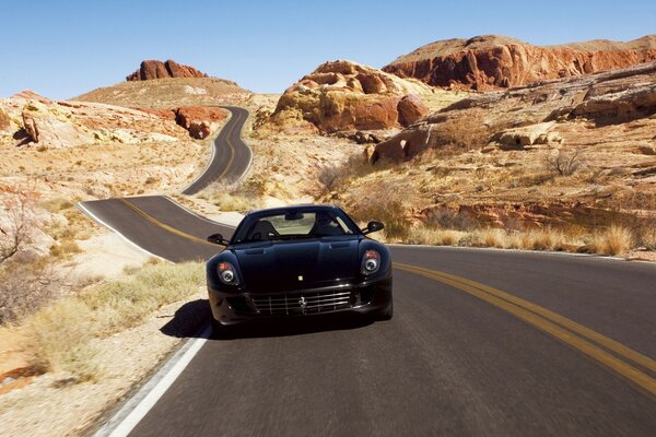 Ferrari negro monta en la carretera