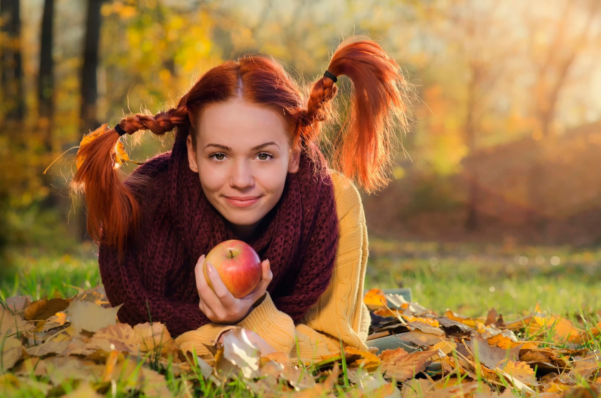 chica manzana pelirroja trenzas otoño