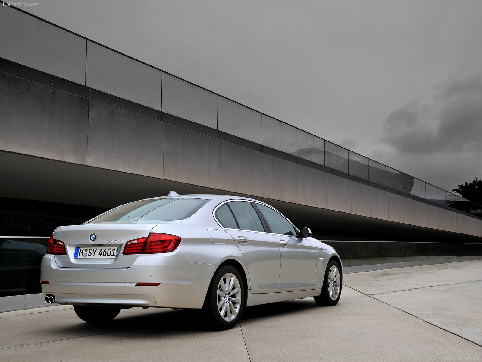 bmw-5 серия 2011 1600x1200