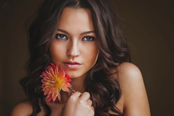 Photo fille brune avec une fleur