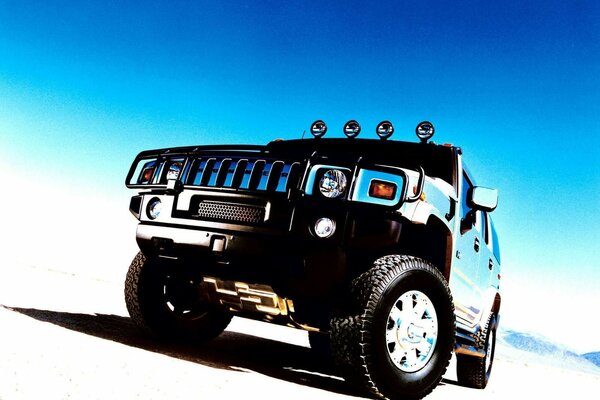 Blauer SUV-Hammer in der Wüste