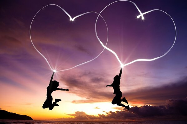 Romantyczny skok z latarką w kształcie serca