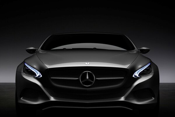 Hermoso elegante negro Mercedes