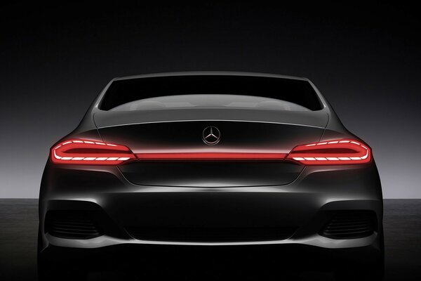 Mercedes estilo negro vista trasera