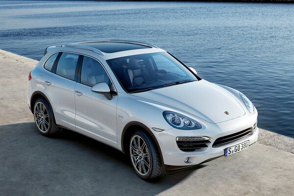 Неаероятно красивый Porsche на берегу моря