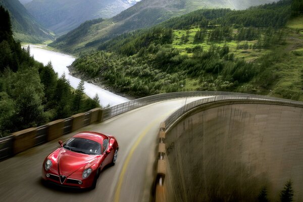 Alfa Romeo 8C corre in pista