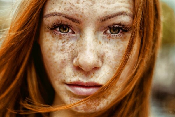 Redhead ragazza con bel viso