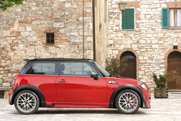 Mini Cooper rot 1600x1200 steht neben dem Haus