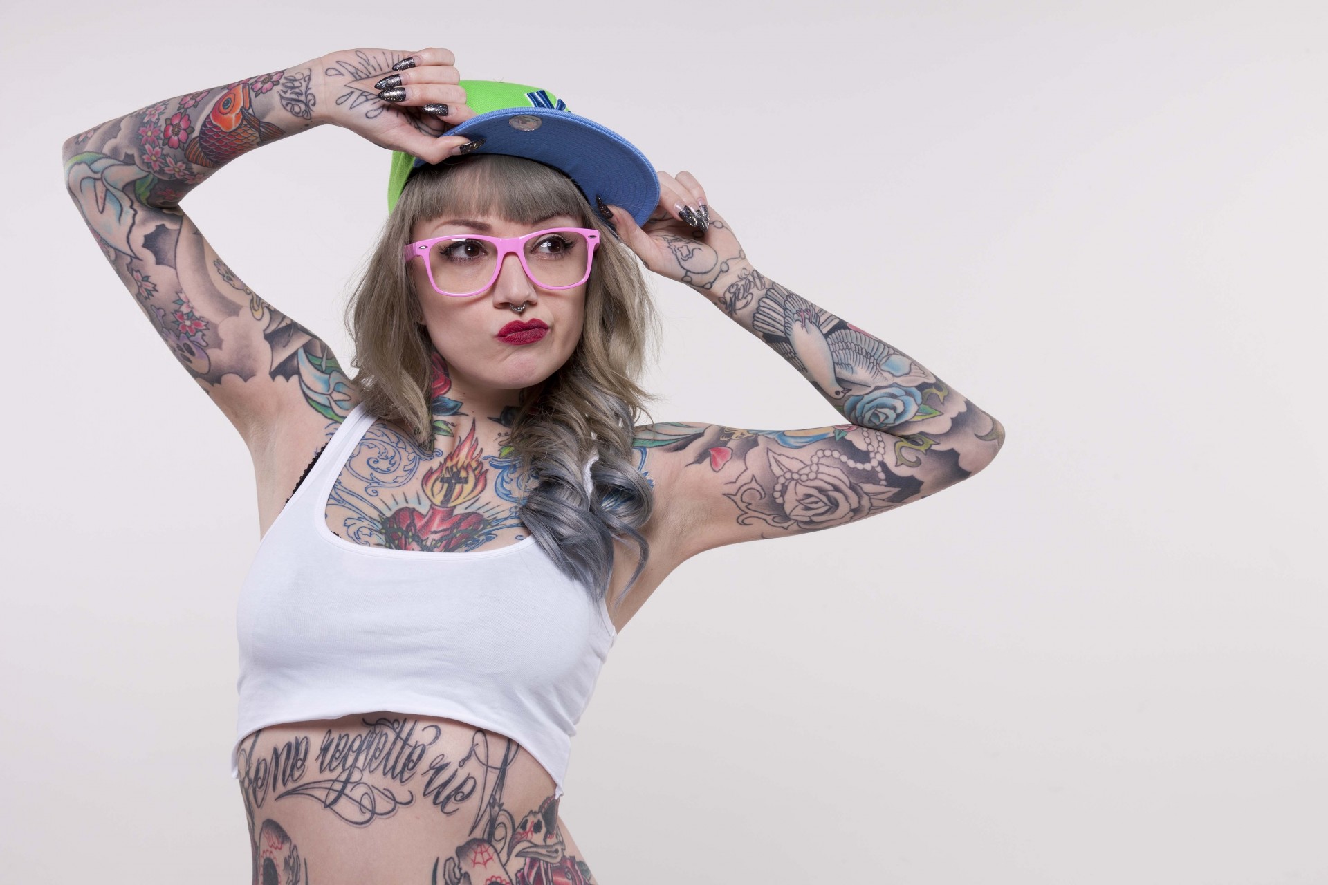 débardeur lunettes de soleil tatouage uniforme