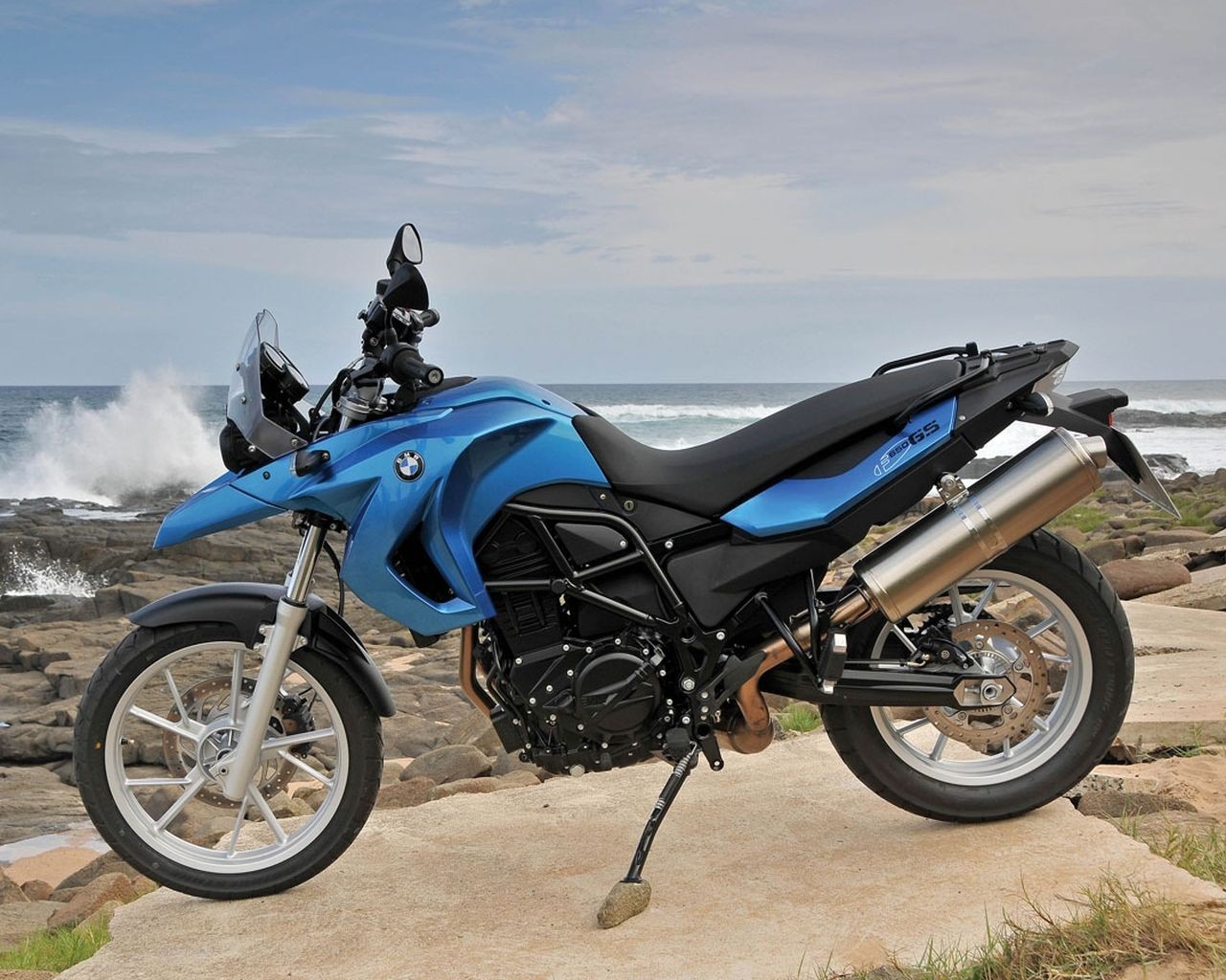 moto blaues fahrrad berge wasser