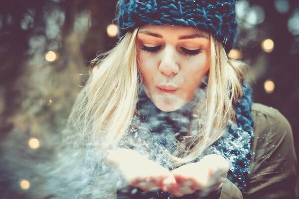 Rubia sopla la nieve de sus Palmas