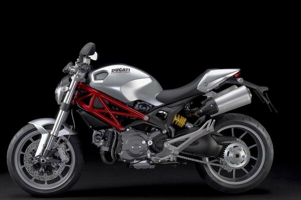 Moto Ducati argento su sfondo nero
