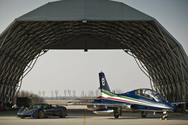 Voiture de sport de la sonde Pagani et avion