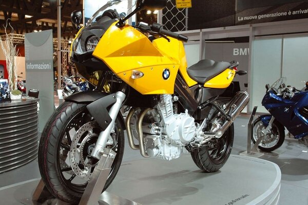 Żółty rower BMW
