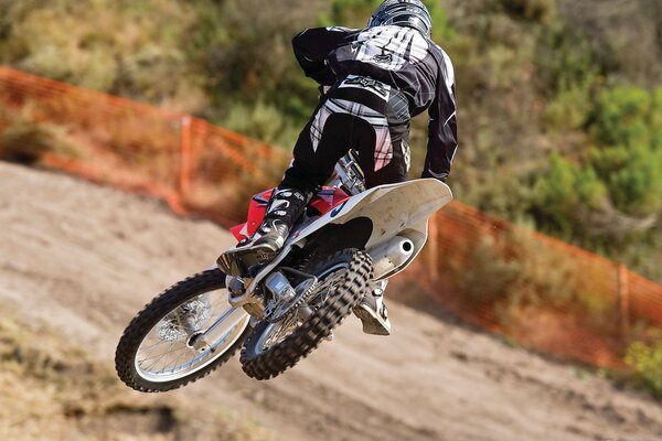 Motocross auf einem Honda-Motorrad im Gelände