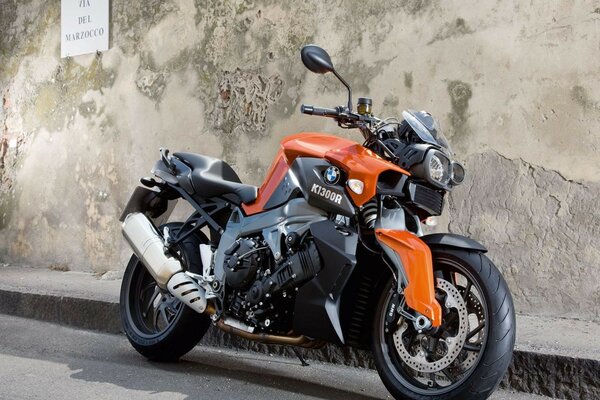 Motocicleta alemana marca BMW color naranja