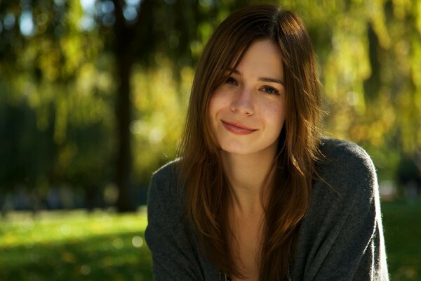 Modèle de fille dans le parc d été