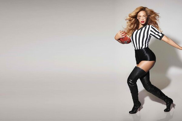 Beyonce с мячом на сером фоне
