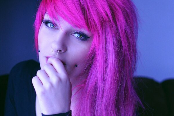 Ragazza con i capelli rosa tinti