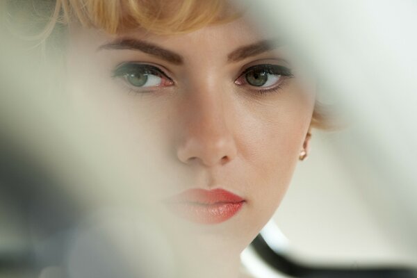 Scarlett Johansson. podobizna. klasyczny makijaż. strzałka. czerwone usta