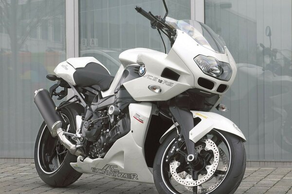 Moto blanche sur fond gris