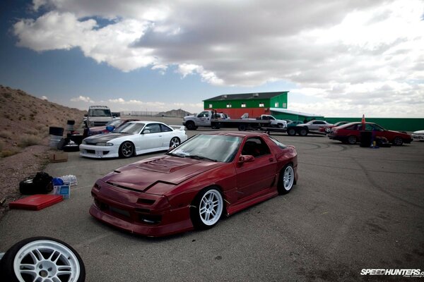 Rojo mazda rx7 en el fondo de los coches jdm