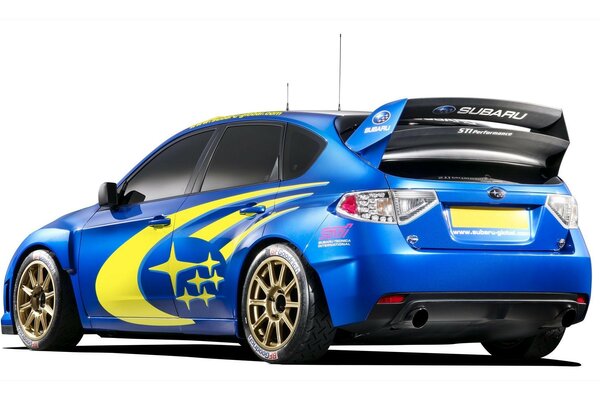 Subaru Impreza Rallye auf weißem Hintergrund