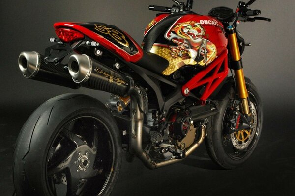 Roter Ducatti mit goldenen Graffiti bemalt