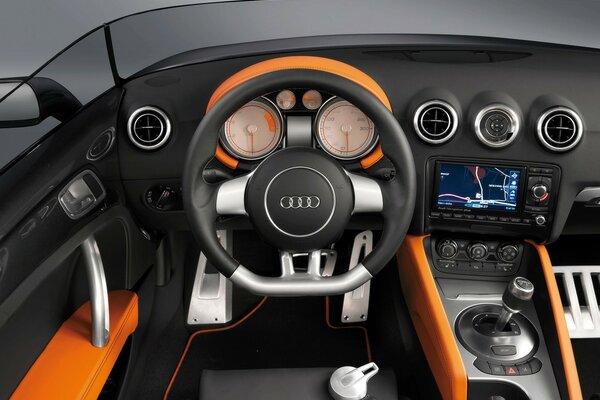 Przegląd Salonu Audi TT z fotela kierowcy