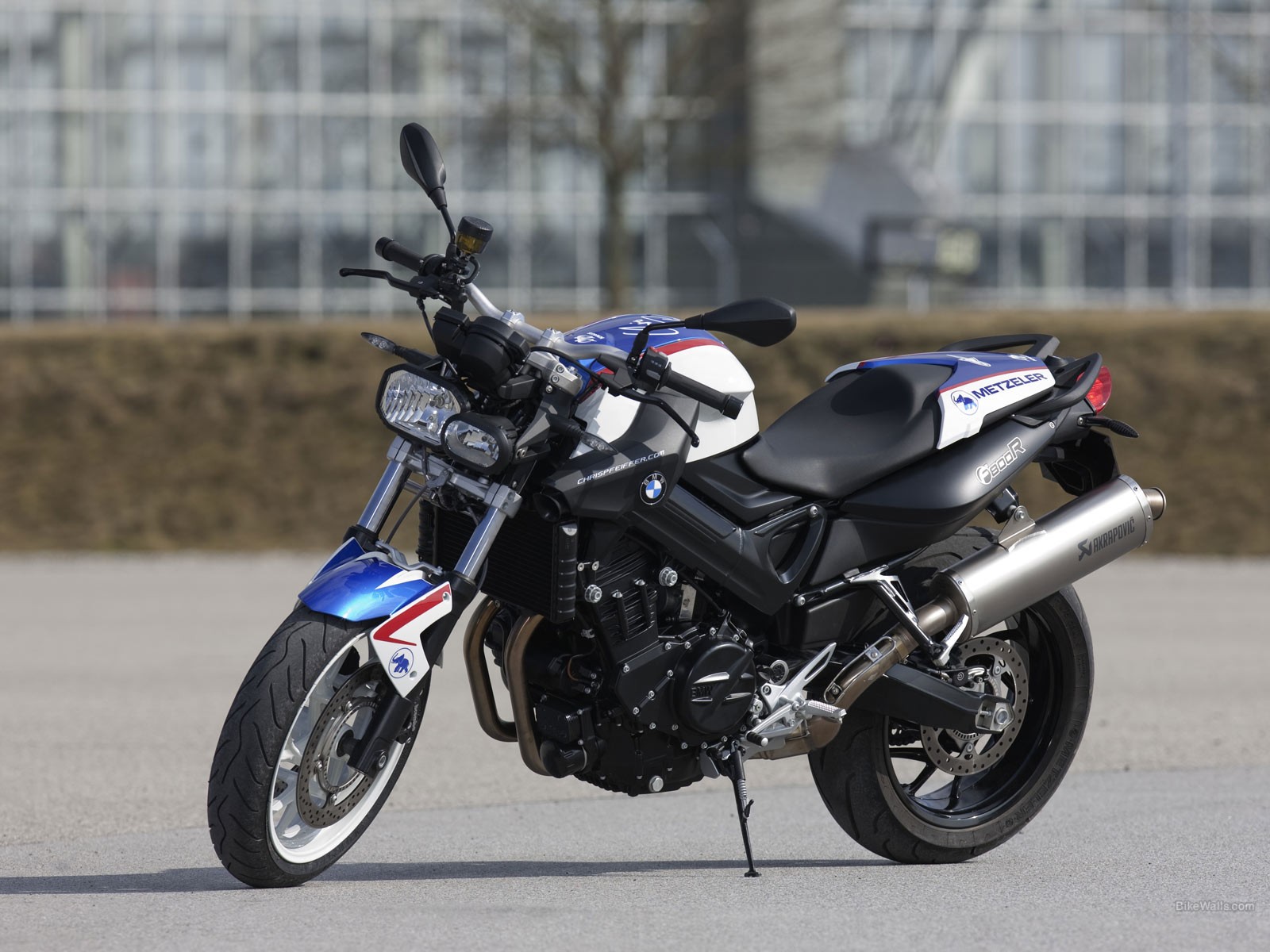 bmw f_800_r steht einsam