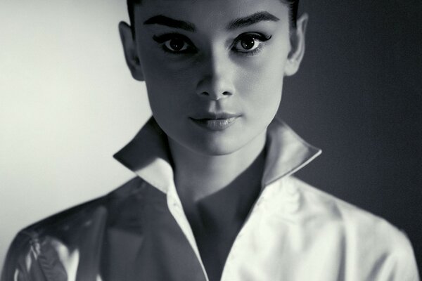 Schwarz-Weiß-Foto der Schauspielerin Audrey Hepburn