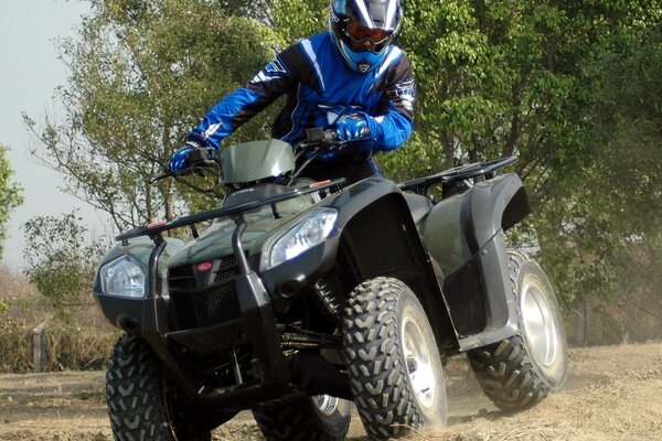 Das Kymco-Quad hinterlässt während der Fahrt eine leichte Staubwolke