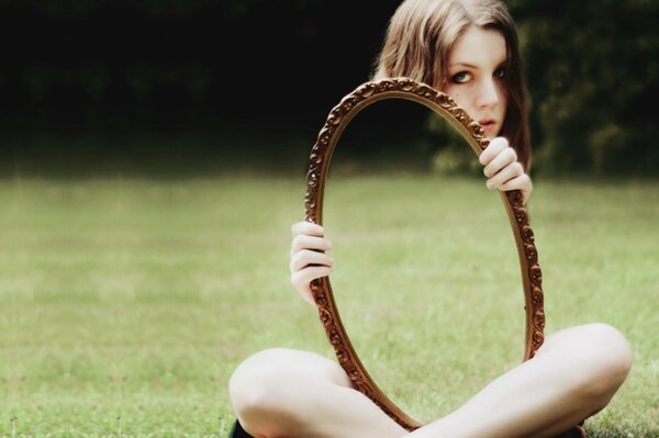 Photo intéressante d une fille avec un miroir