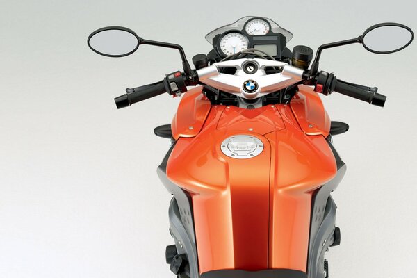 Schwarz-orange bmw k_1300_r auf hellem Hintergrund. Draufsicht