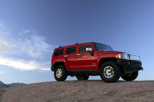 Un Hummer h3 belliqueux au sommet d une falaise