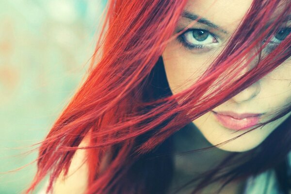 Chica con el pelo rojo posando