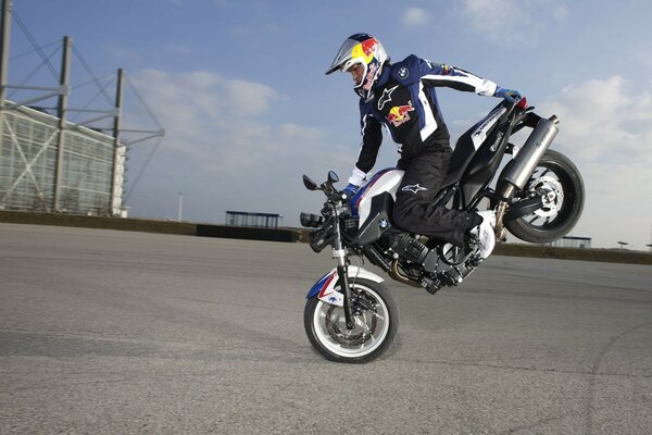 Stunt motocyklowy na betonowym placu zabaw