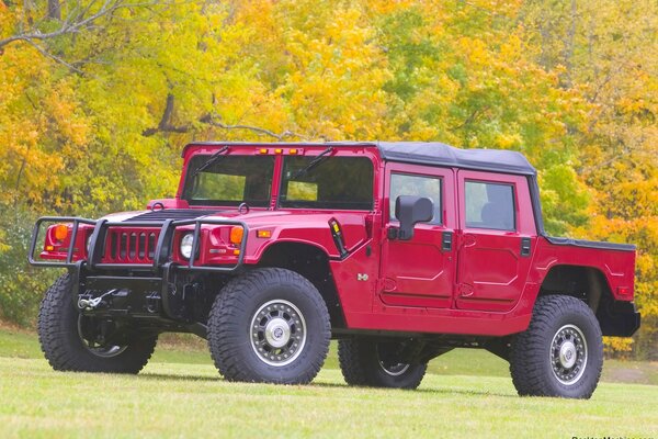 Le légendaire SUV américain. Hummer rouge