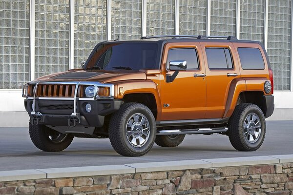 Hummer naranja contra el fondo de grandes vidrios altos