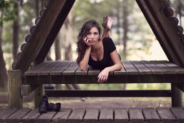 Brunette fille sur le banc