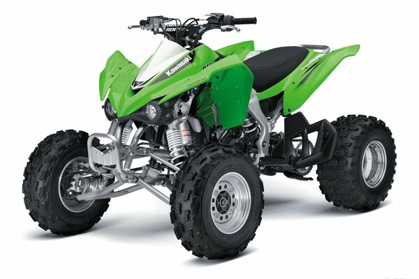 Kawasaki-hellgrünes Quad auf weißem Hintergrund