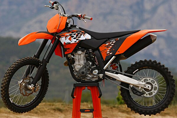 Motocicleta KTM 505_sx-e Cross en medio de la naturaleza