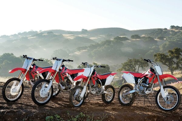 Motos Honda sur fond de montagnes