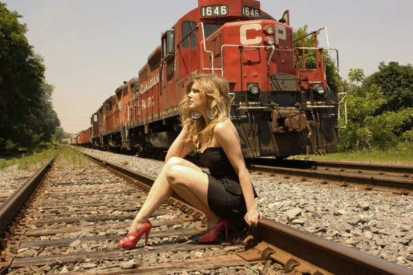 Jeune blonde posant sur la toile de chemin de fer
