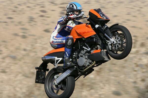 Standbild eines Motorradfahrers, der einen Stunt auf einem KTM-Motorrad macht