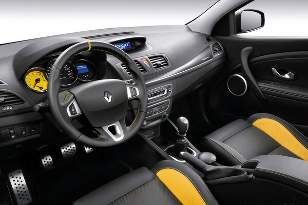 La nuova berlina sportiva Renault con macchie gialle